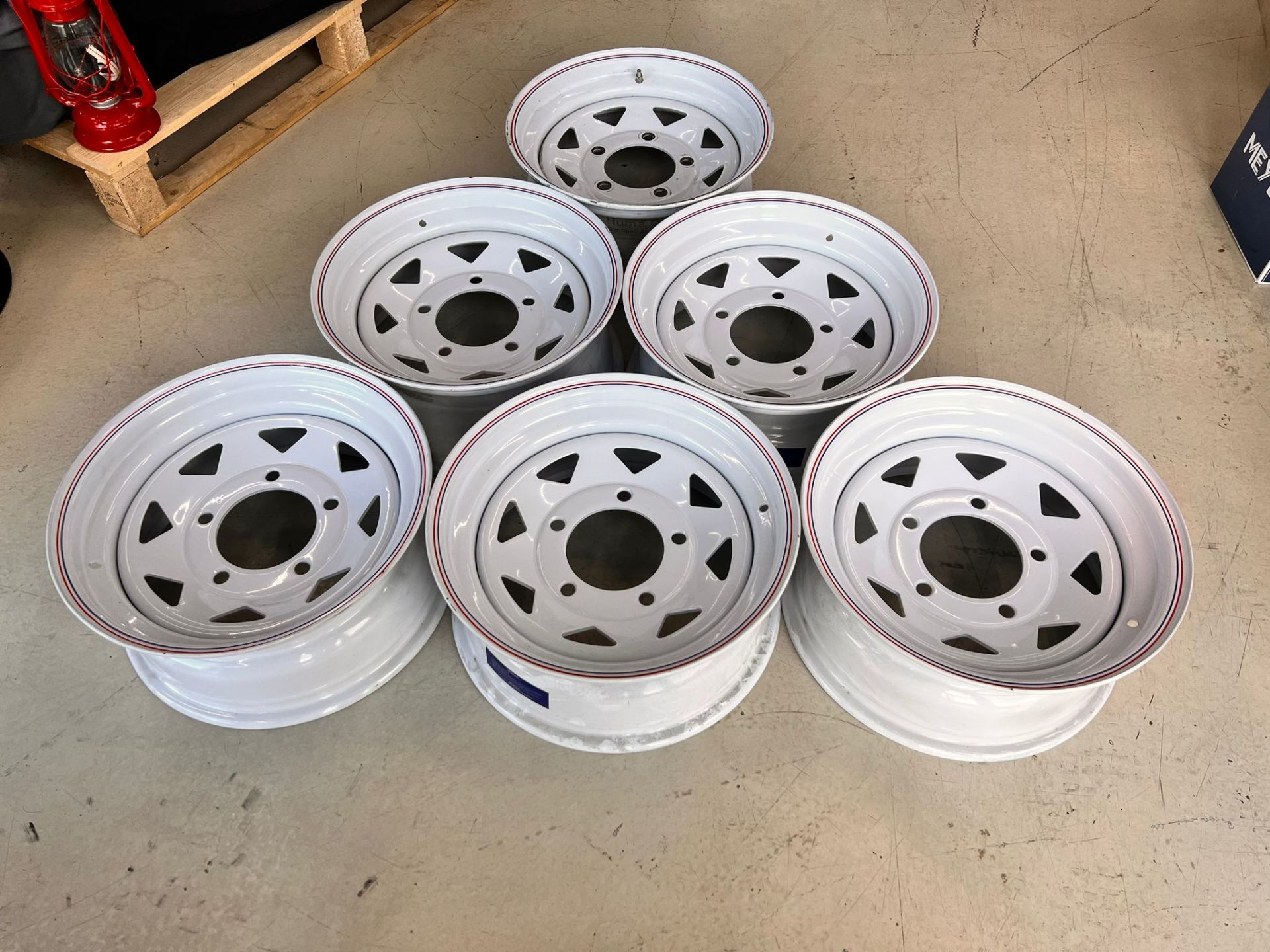 Defender ve Series 8 Kollu 5x165.1 Beyaz Sac Jant 16x7 BA 015AS