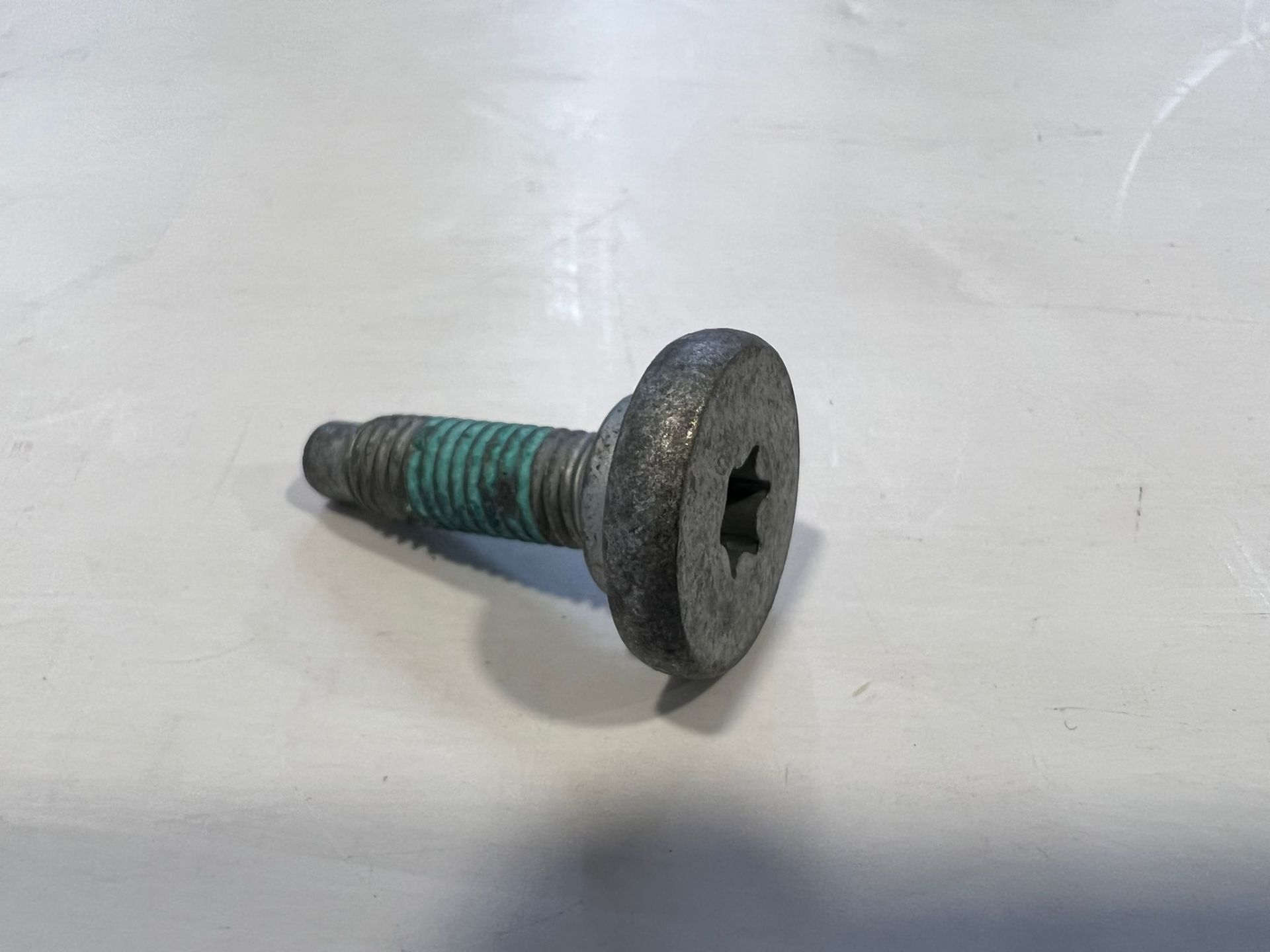 LR004693 Torx Civata Mazot Pompası Range Rover Discovery