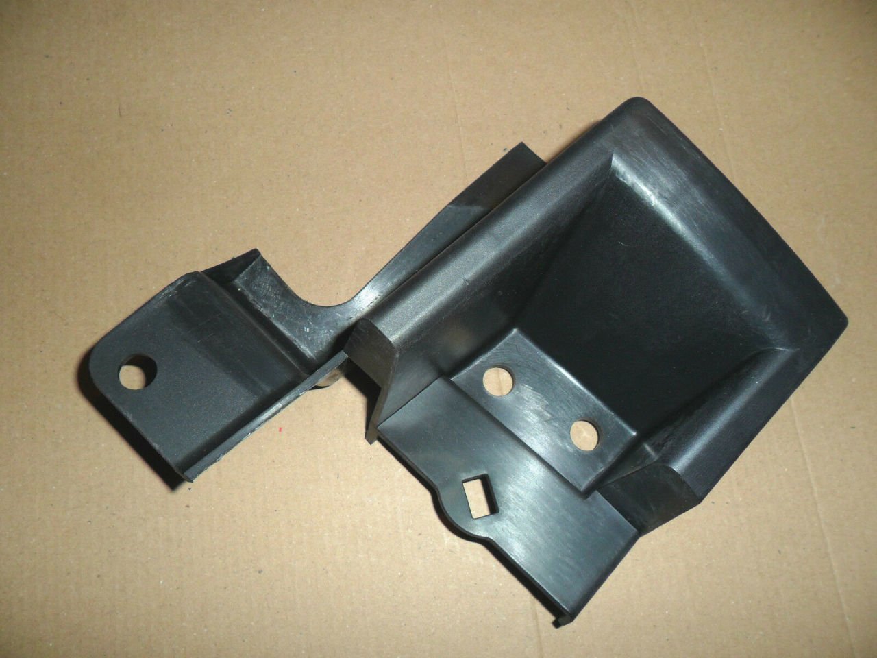 Range Rover Arka Tampon Braketi Sağ LR011603